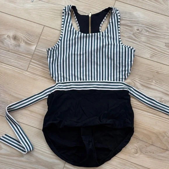 Albion One-Piece Swimsuit - Picture 3 of 7